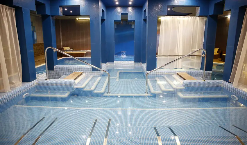 Golden Ball Club Hotel Gyr - Szilveszter (min. 2 j)