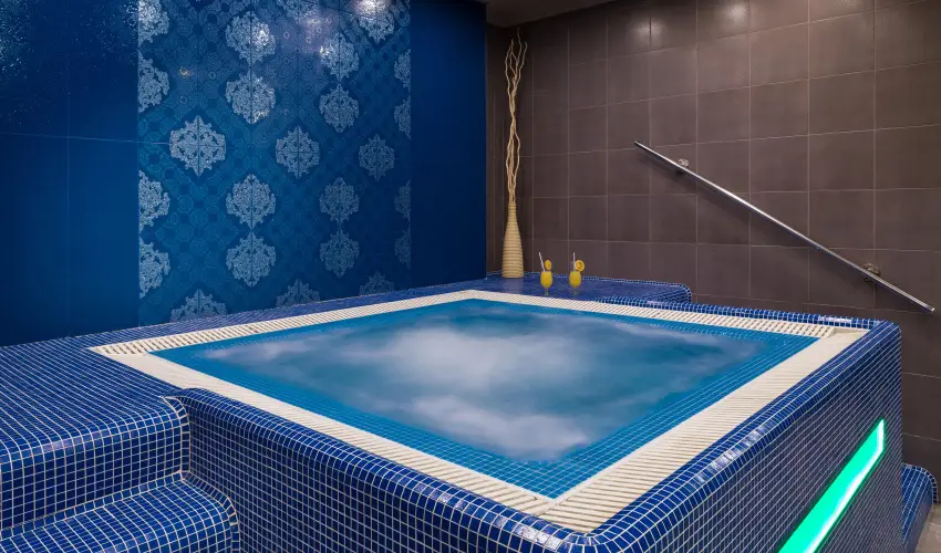 Golden Ball Club Hotel Gyr - Szilveszter (min. 2 j)