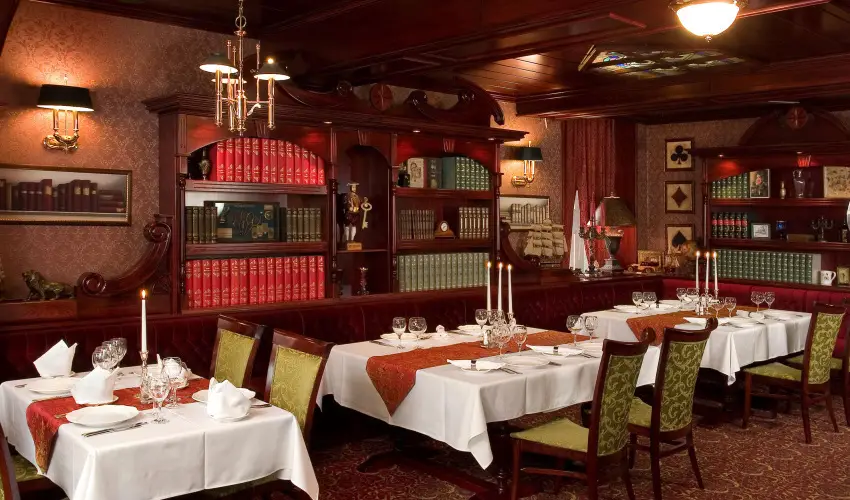 Golden Ball Club Hotel Gyr - Szilveszter (min. 2 j)