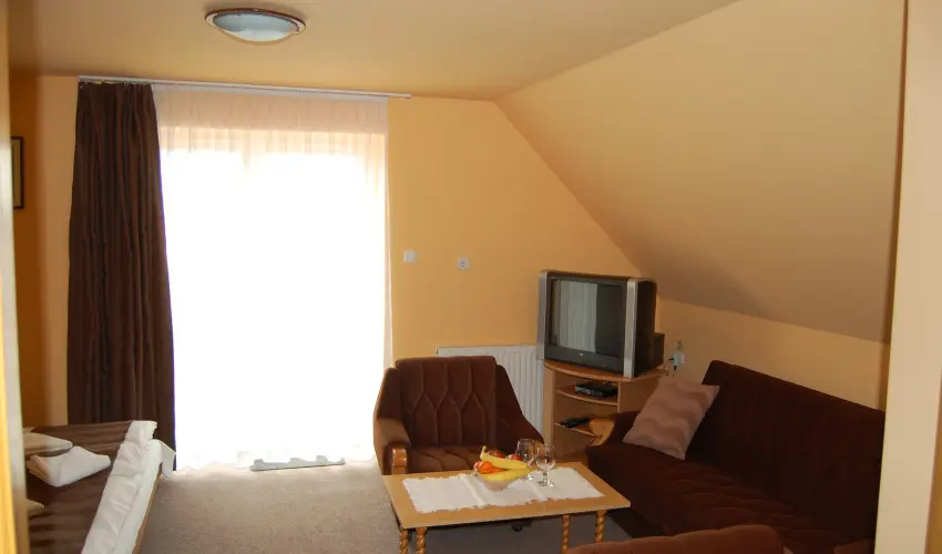 Judit Panzi Tapolca-Gyulakeszi - Szilveszter (min. 2 j)