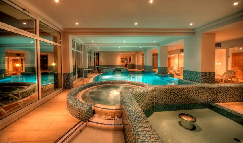 Kt Korona Konferencia & Wellness Hotel Balatonszrsz - Szilveszter a Balatonnl 2025 - ABBA Sisters: Mamma Mia SHOW msorral (min. 3 j)