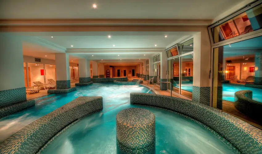 Kt Korona Konferencia & Wellness Hotel Balatonszrsz - Szilveszter a Balatonnl 2025 - ABBA Sisters: Mamma Mia SHOW msorral (min. 3 j)