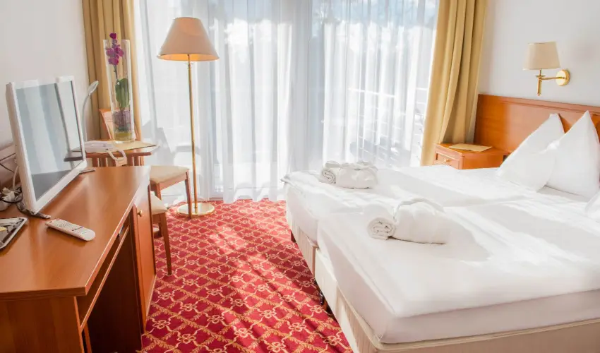 Kt Korona Konferencia & Wellness Hotel Balatonszrsz - Szilveszter a Balatonnl 2025 - ABBA Sisters: Mamma Mia SHOW msorral (min. 3 j)