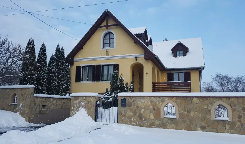 M�rk�i Vend�gh�z - kapu a Bakonyra M�rk� - Szilveszter (min. 2 �j)