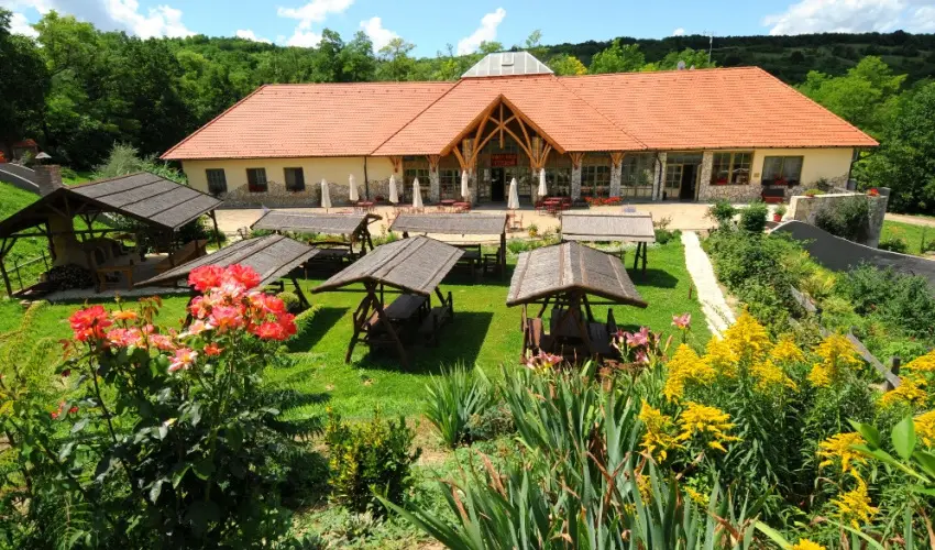 Somogy Kertje �d�l�falu �s �tterem Bonnya - Szilveszter (min. 2 �j)